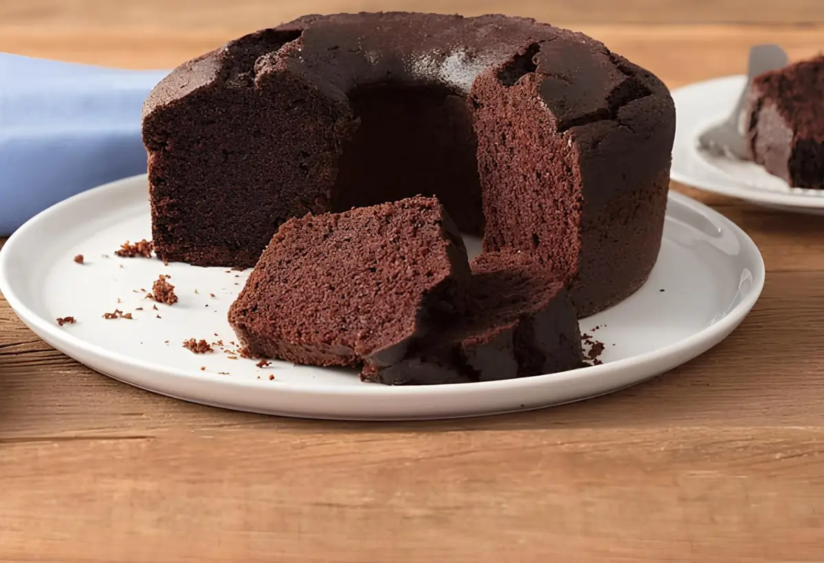 Um prato com um bolo de chocolate simples