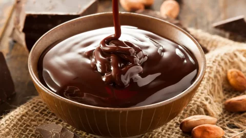 uma tigela com uma calda de chocolate para bolos.