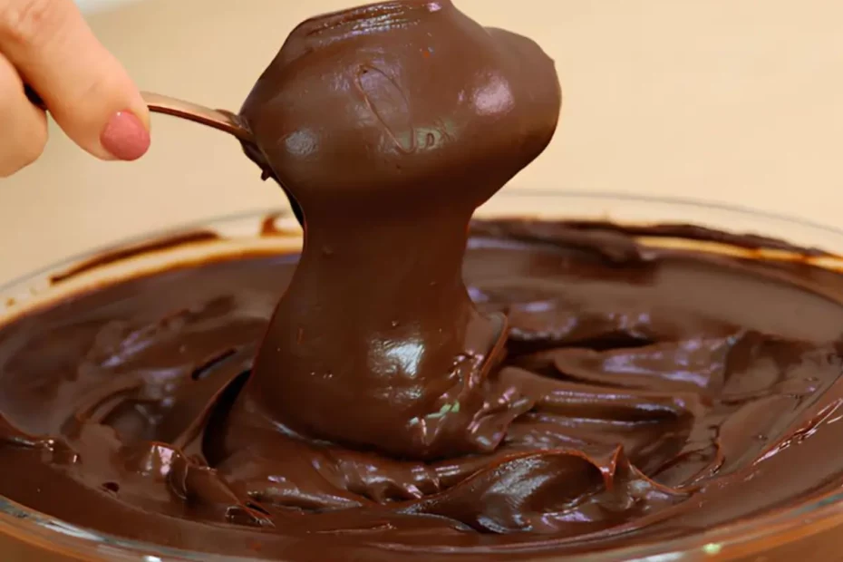 Uma tigela com recheio de chocolate para bolo.