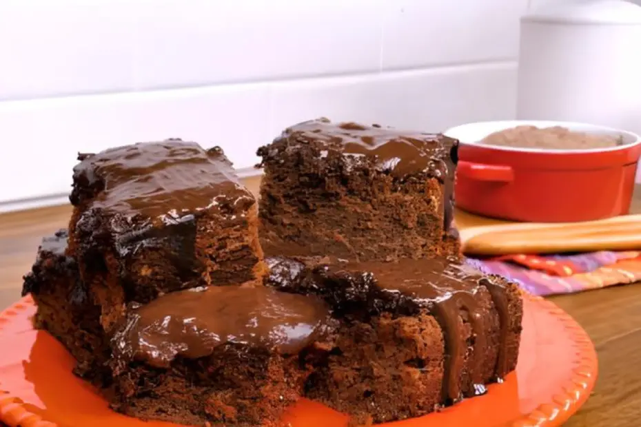 Um prato com pedaços de bolo de chocolate molhadinho.