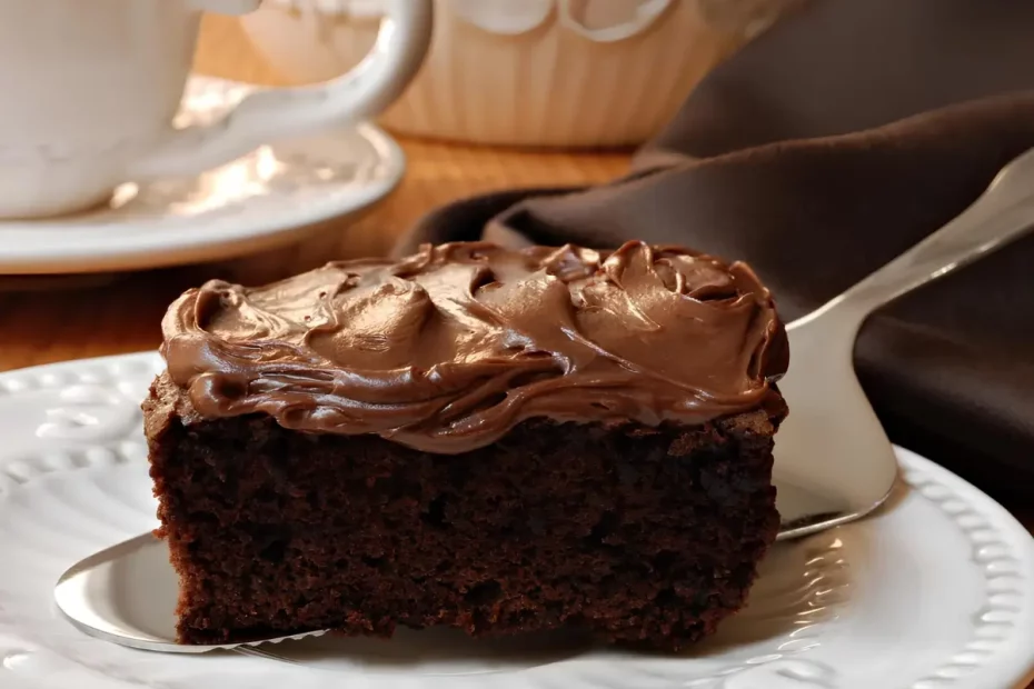 Um prato com um pedaço de bolo de chocolate feito com água quente pronto para ser servido.