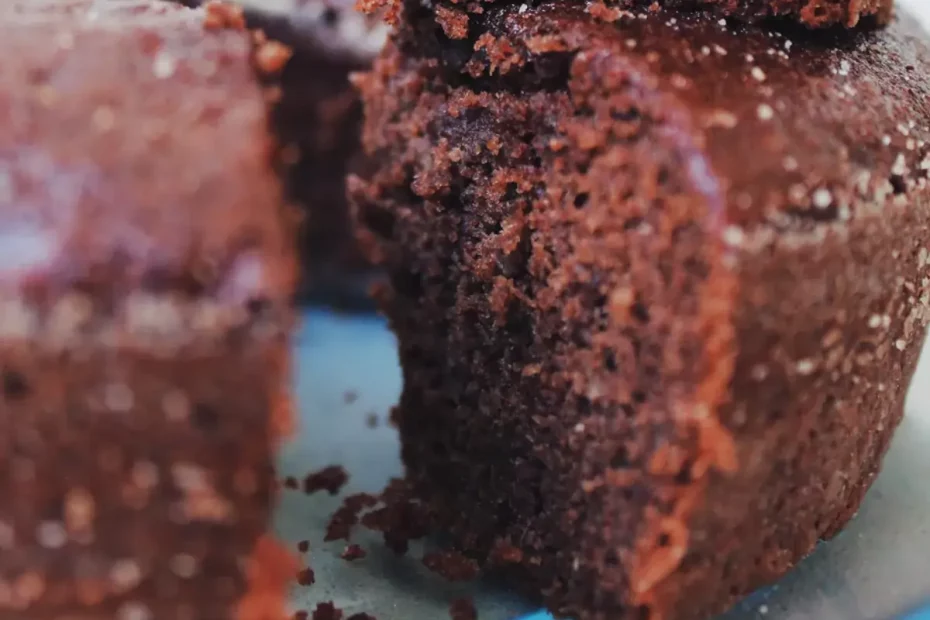 Um bolo de chocolate sem ovos.