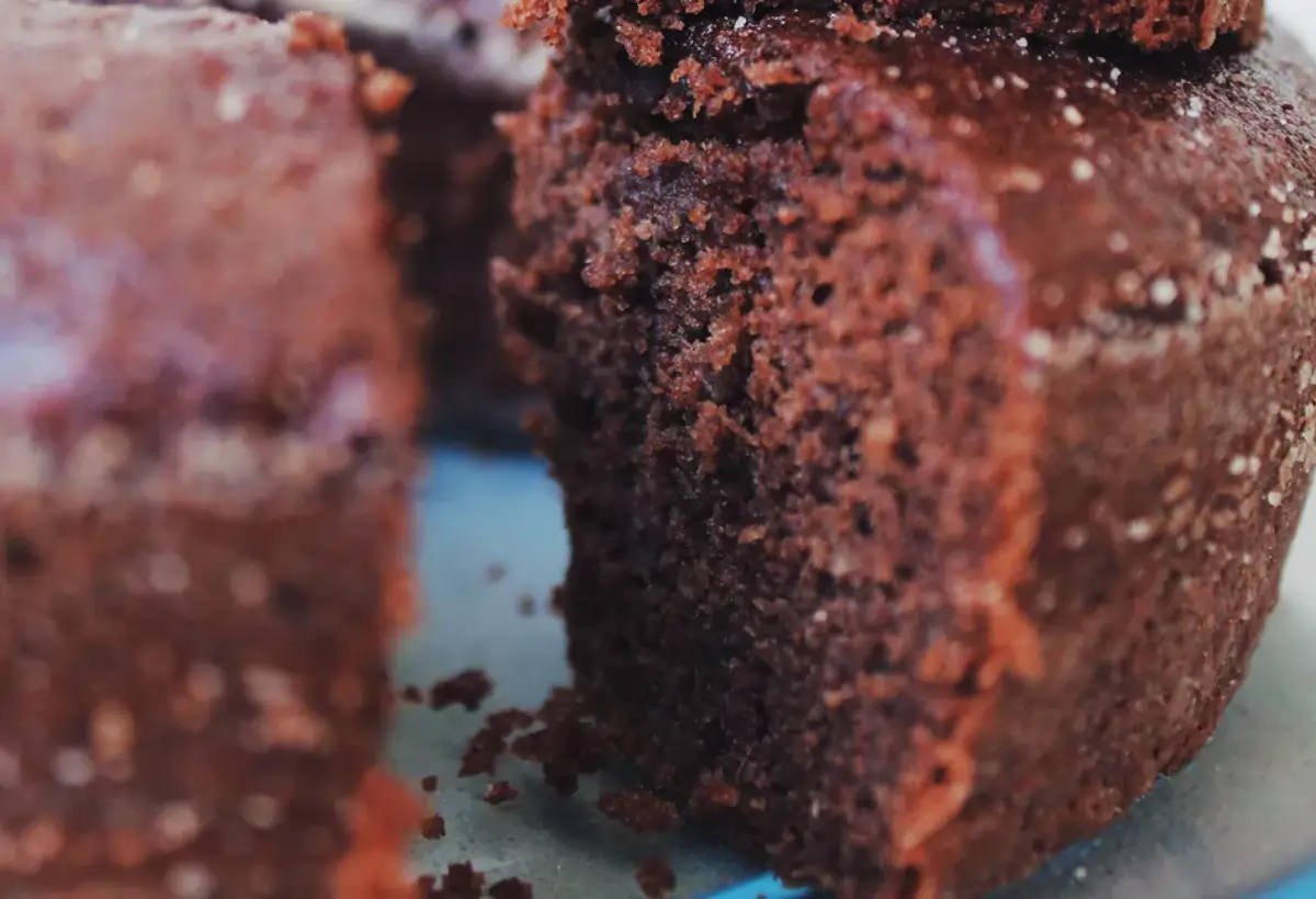 Um bolo de chocolate sem ovos.