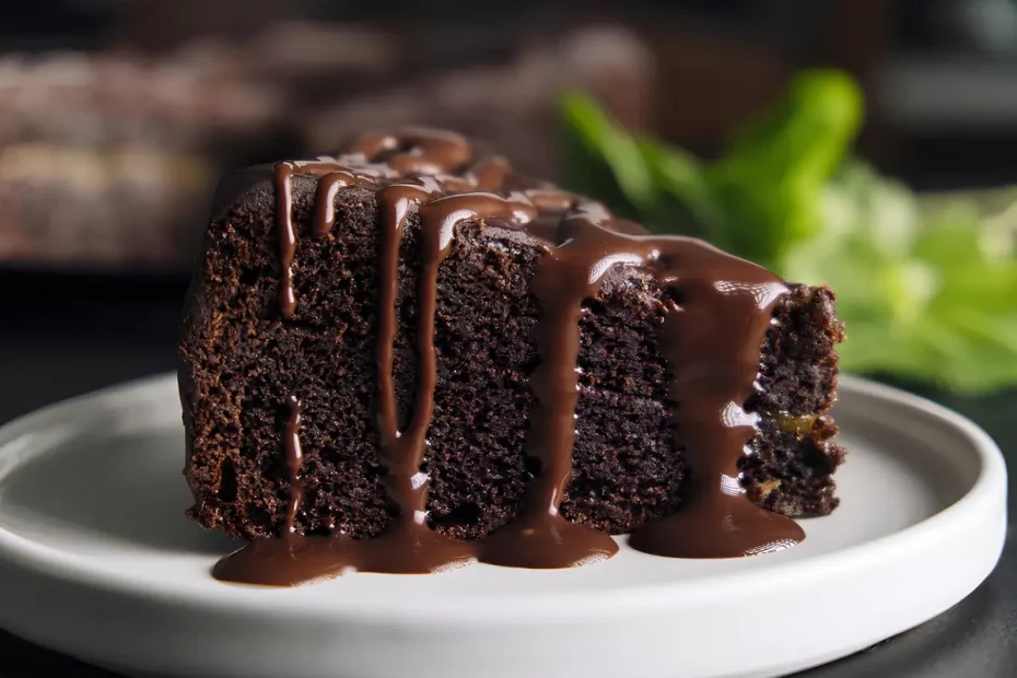 Um prato com um bolo de chocolate cremoso.