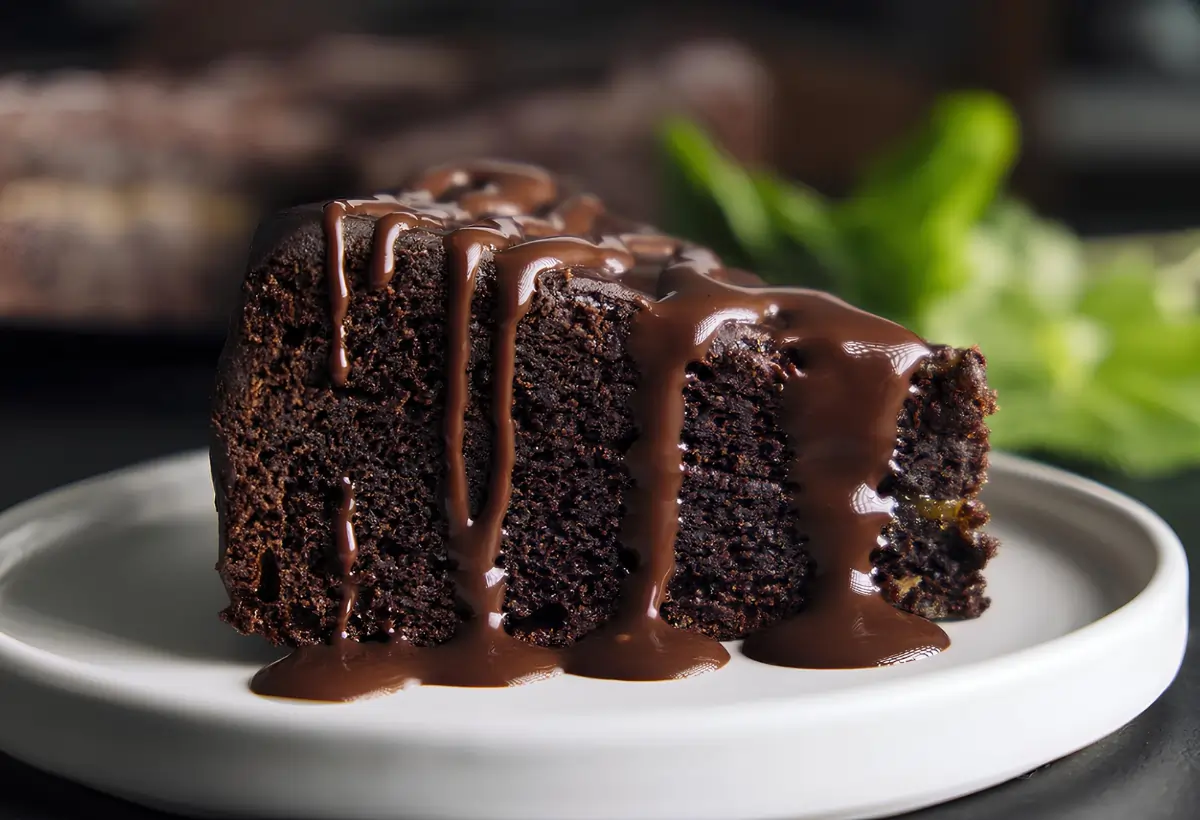 Um prato com um bolo de chocolate cremoso.