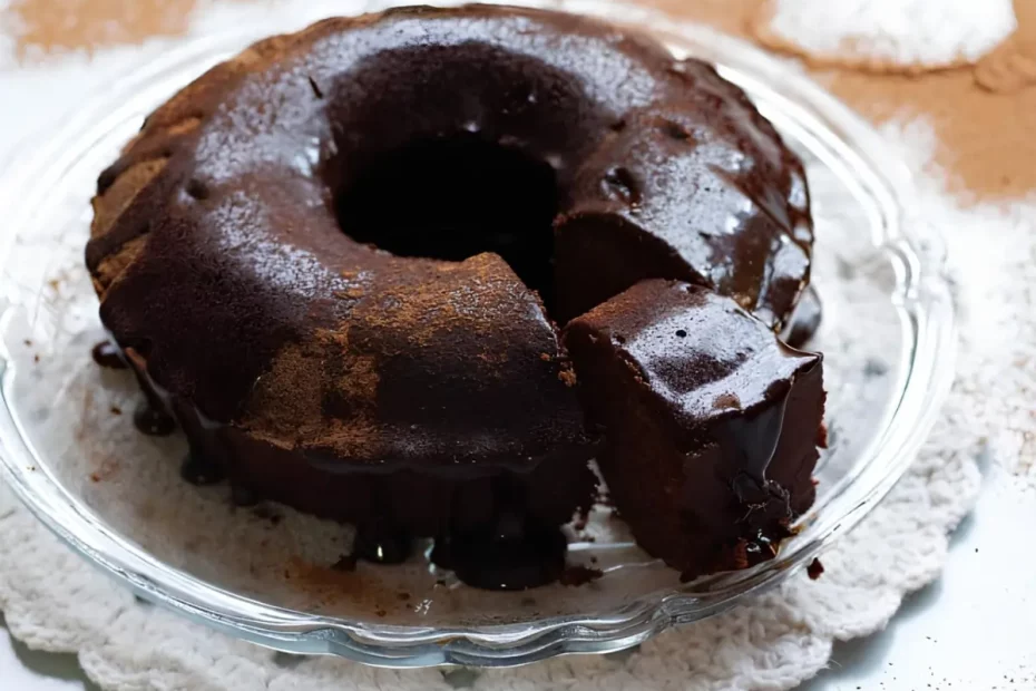 Um prato redondo decorado com um bolo de chocolate fit