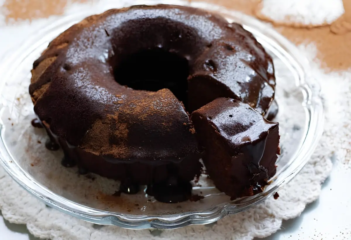 Um prato redondo decorado com um bolo de chocolate fit