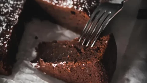 Um prato com bolo de chocolate úmido.