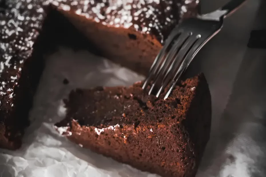 Um bolo de chocolate úmido.