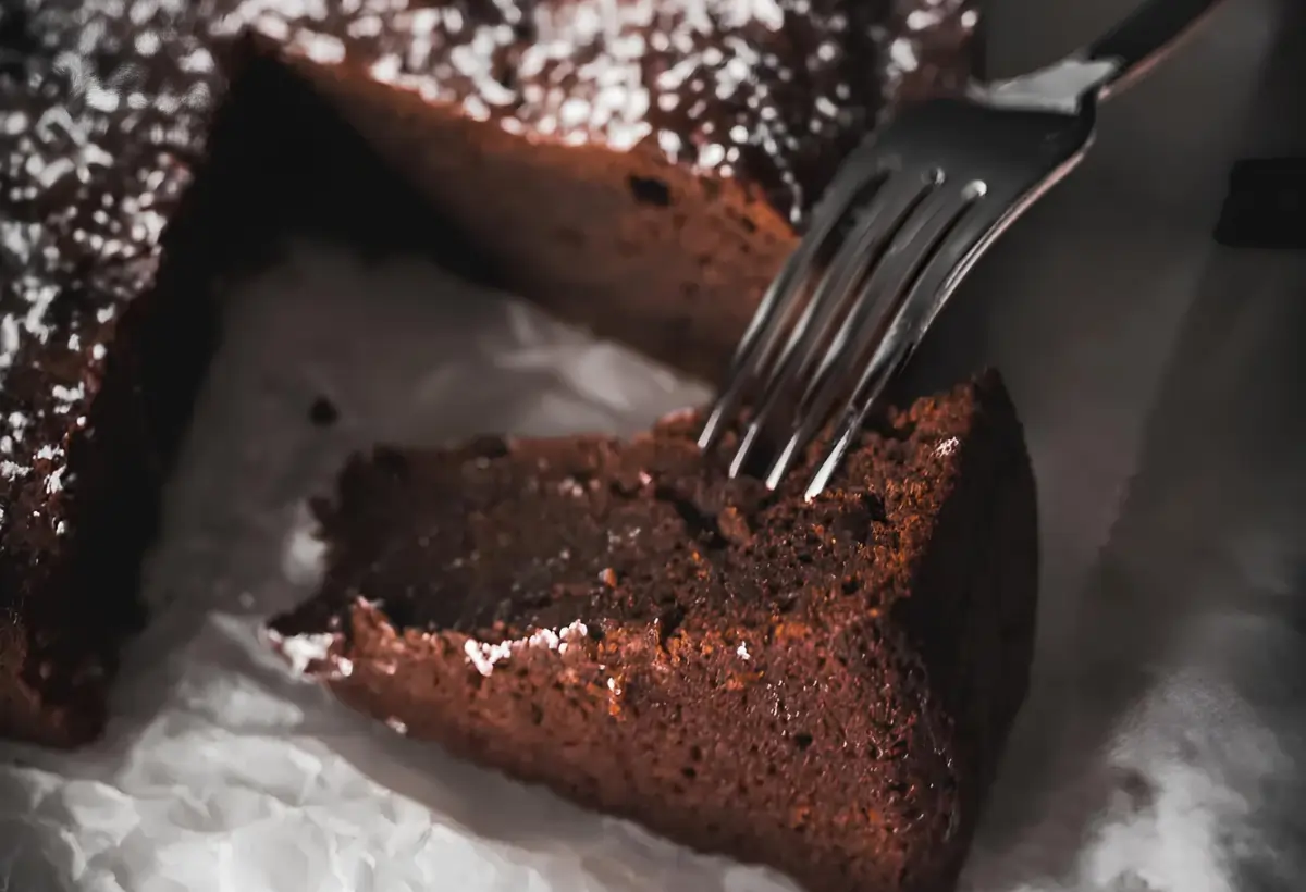 Um bolo de chocolate úmido.