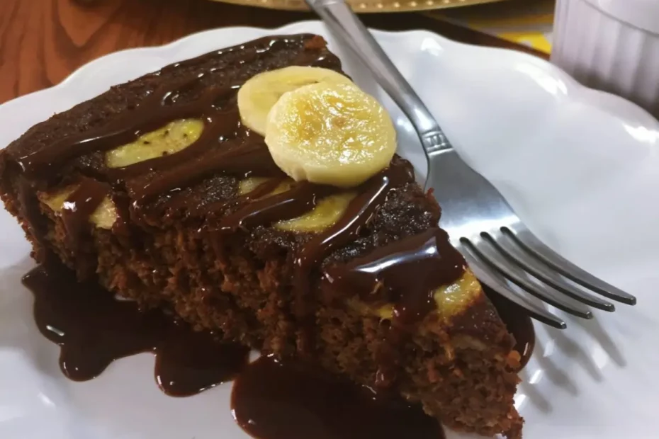 Um prato com um pedaço de bolo de chocolate com banana.