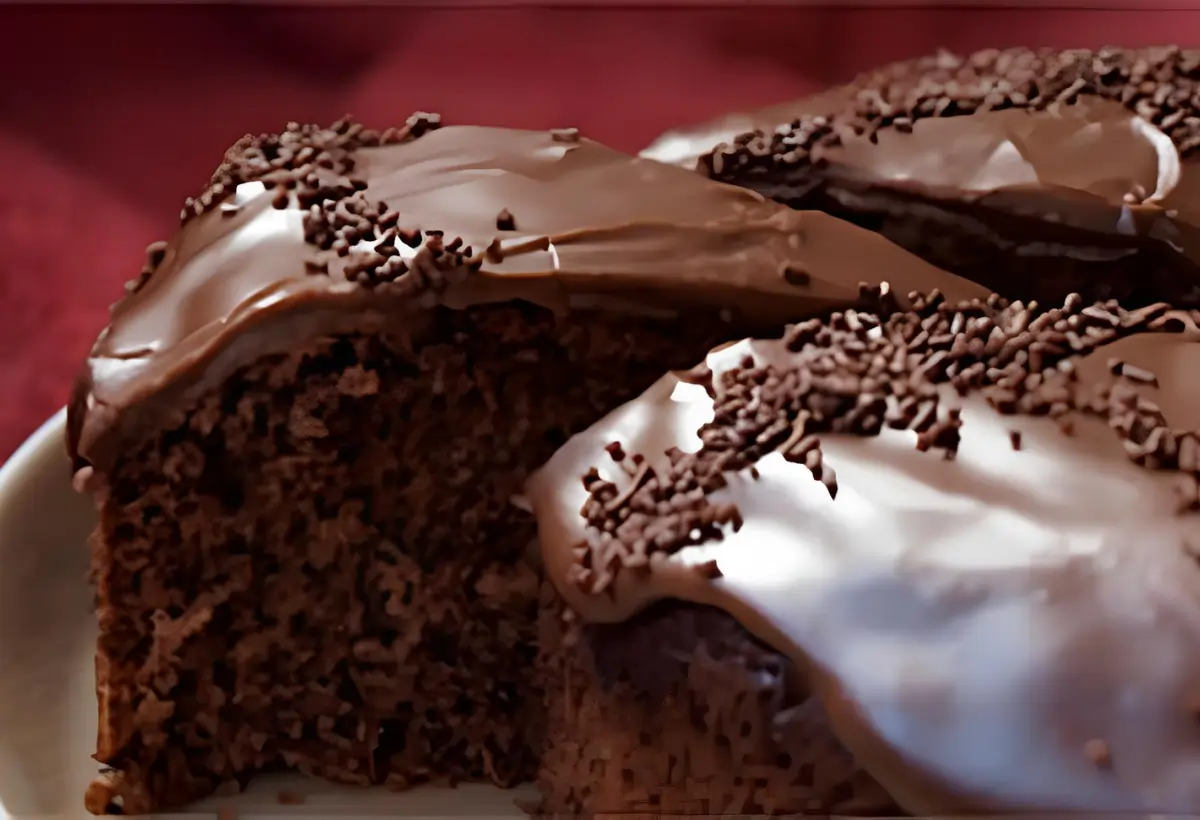 fatias de bolo de chocolate com óleo de coco.