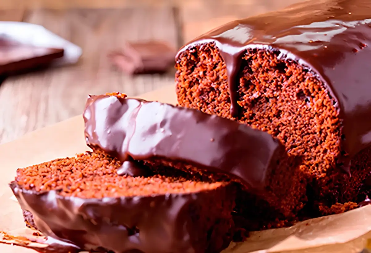 Um bolo de chocolate com farinha de aveia.