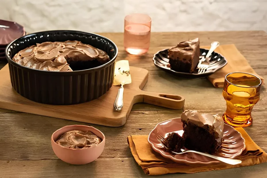 Um mesa preparada com um bolo fudge de chocolate.