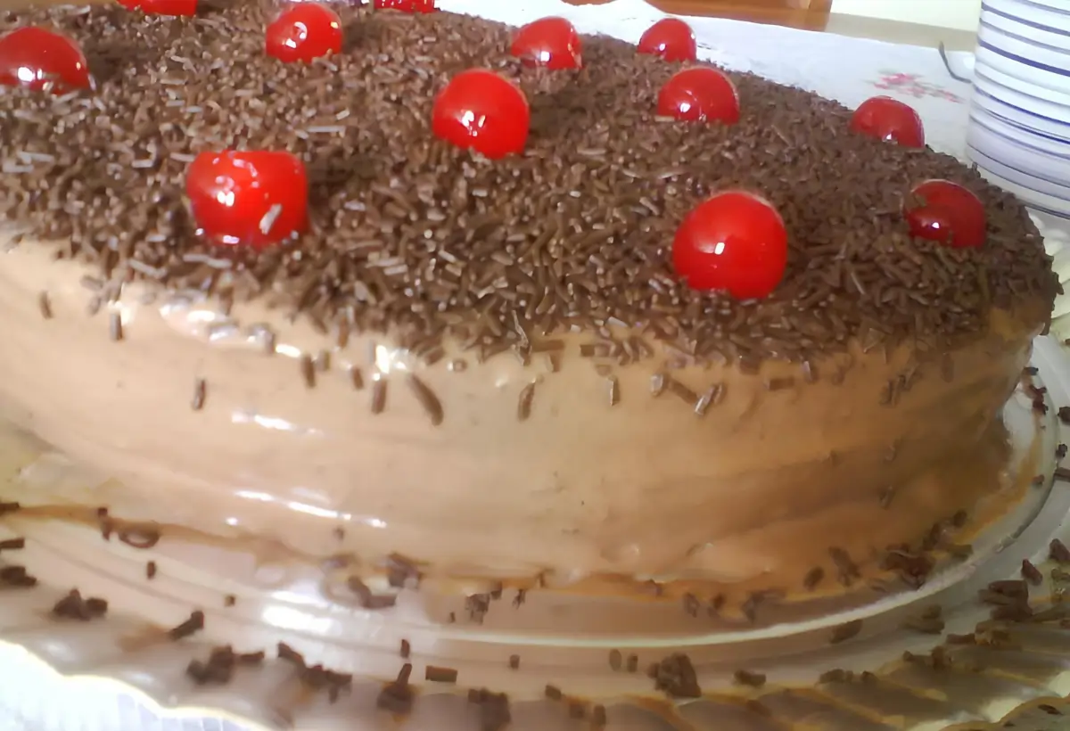 Um bolo chiffon de chocolate com cerejas para decorar.