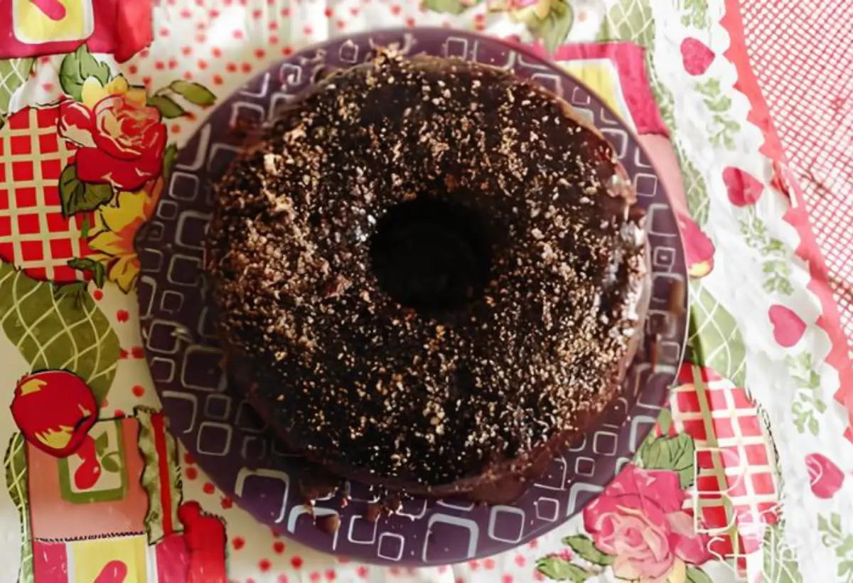 Um prato com um bolo de chocolate com creme de leite.