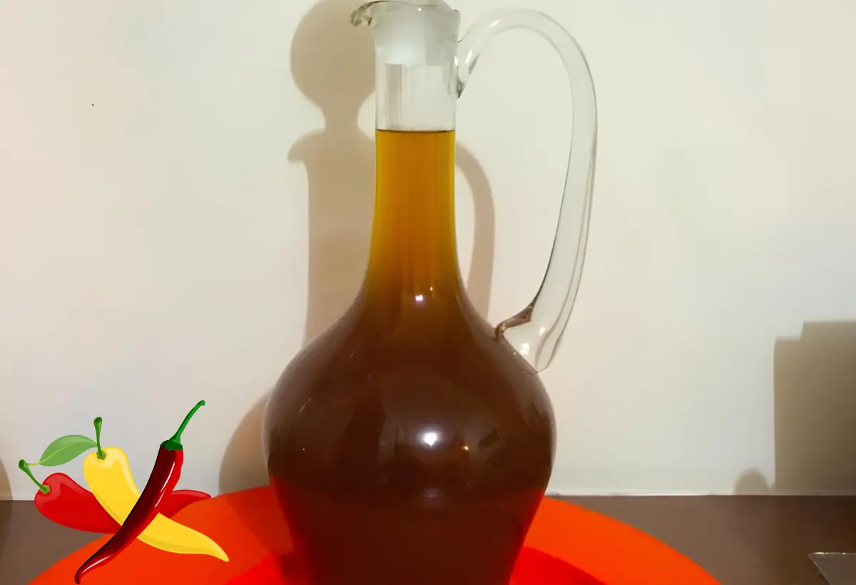 Uma garrafa de vidro com licor de jenipapo com pimenta.