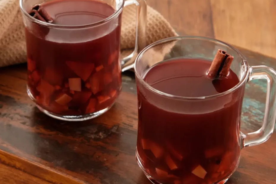 Dois copos de vinho quente sem álcool.