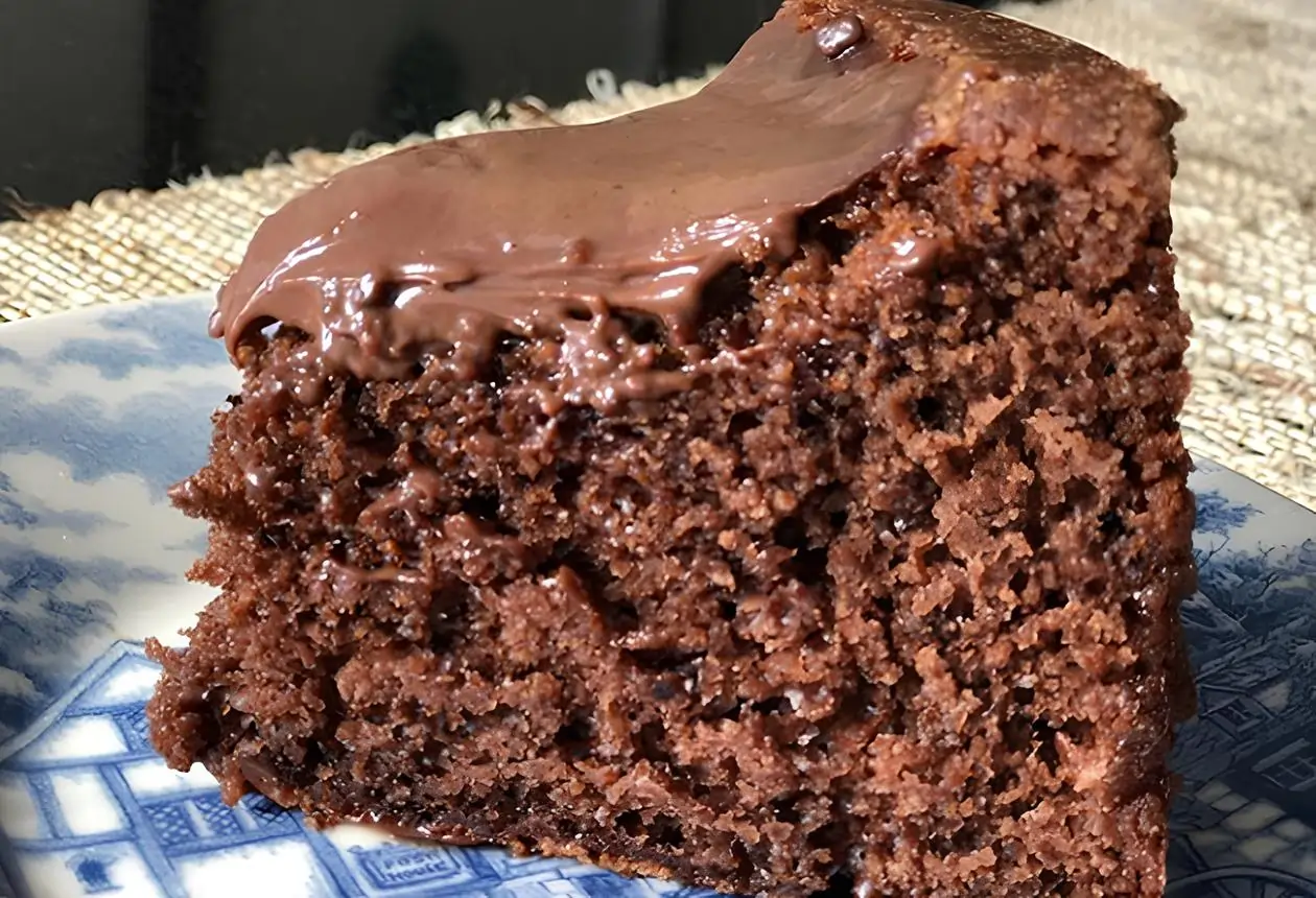 Uma fatia de bolo de chocolate fofinho.