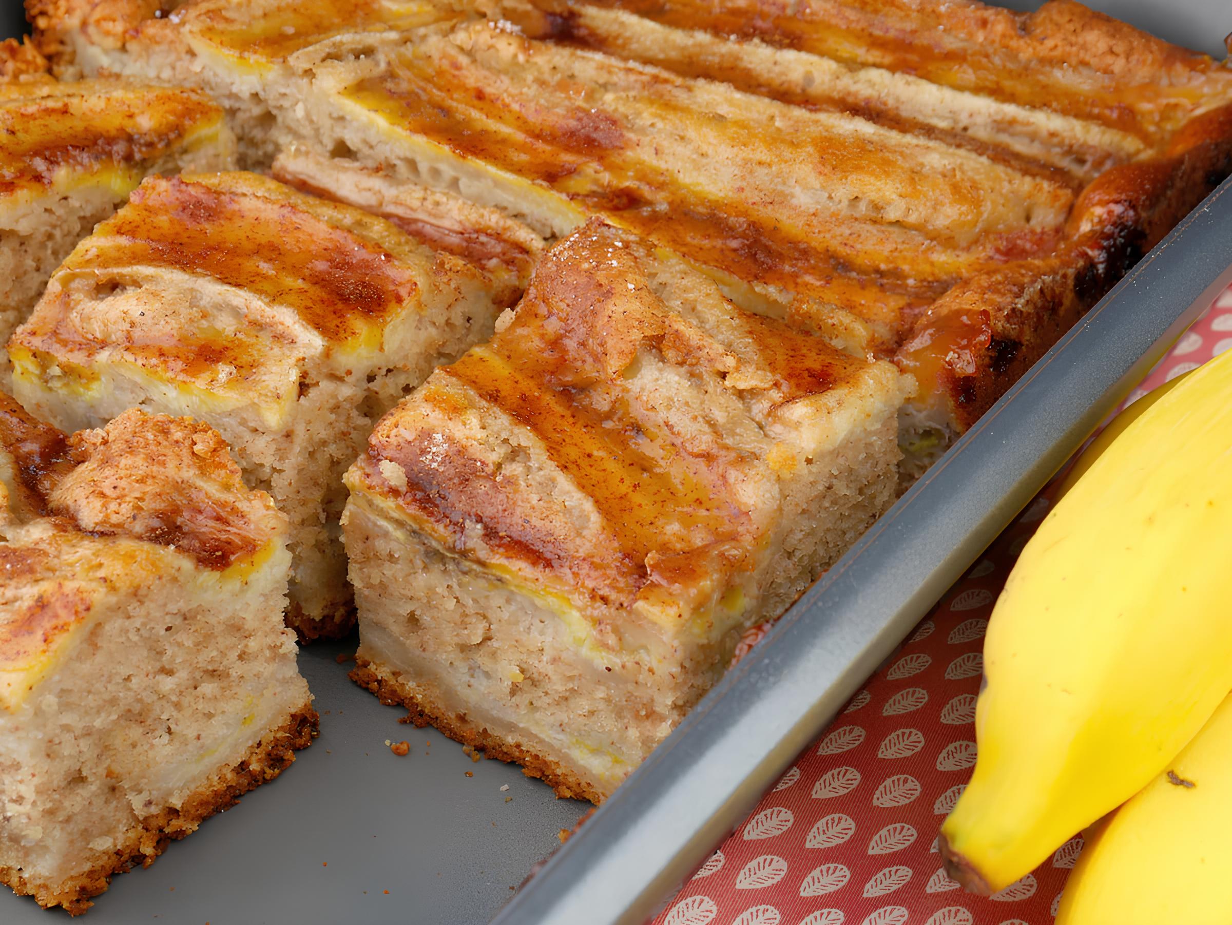 Uma forma com bolo de banana feito com batedeira.