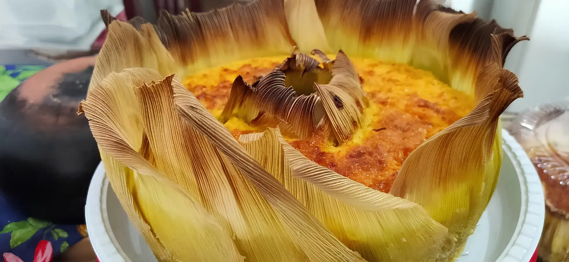 Um prato com um bolo de banana feito na palha.