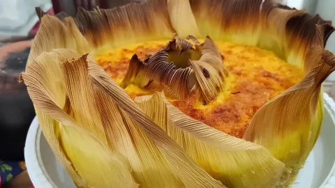 Um prato com bolo de banana feito na palha.