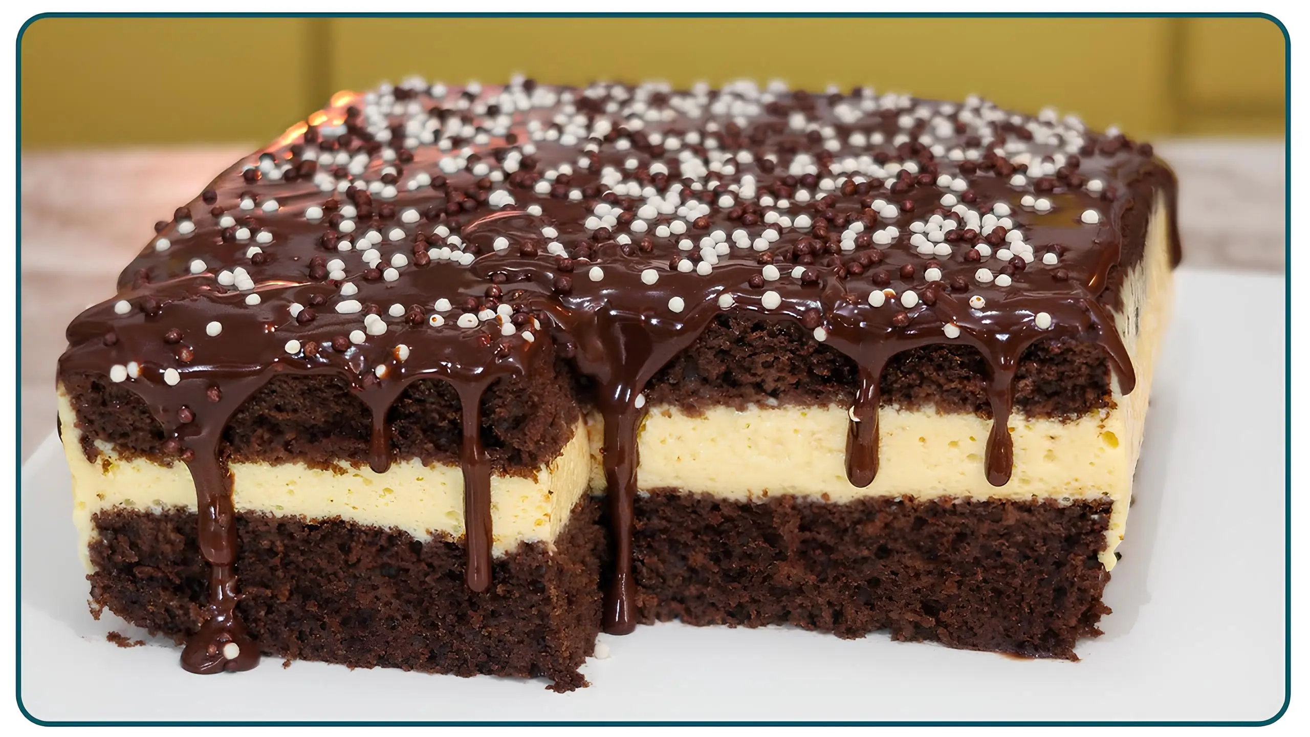 Um bolo de chocolate com mousse de maracujá.