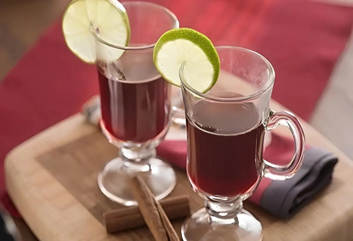 duas taças de vinho quente com limão.