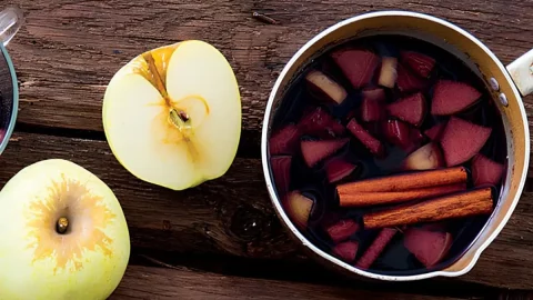 Uma panela de vinho quente com maçã