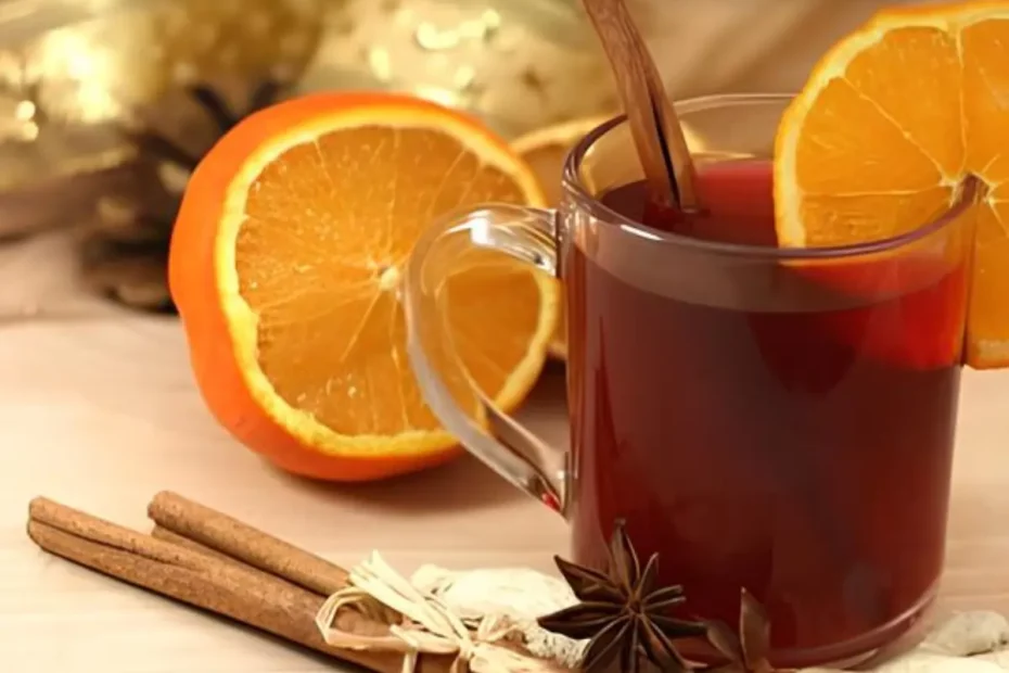 Um copo de vinho quente com laranja.