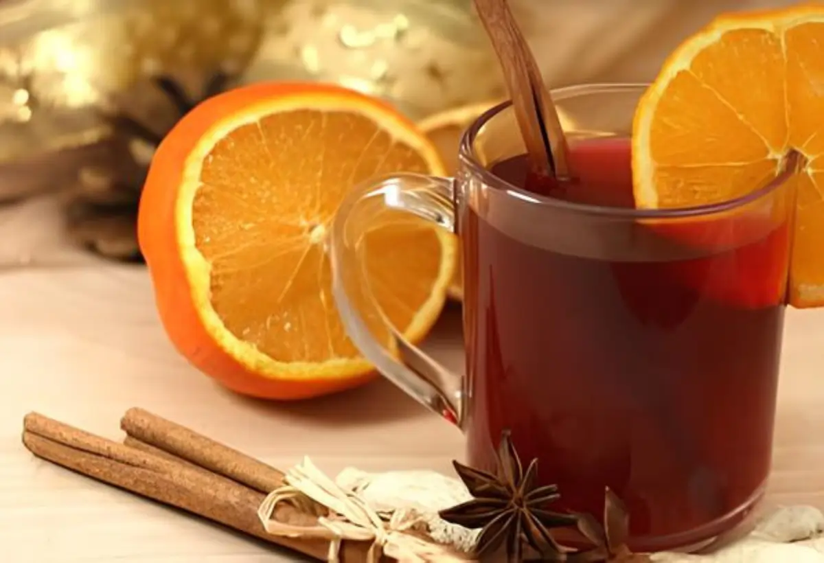 Um copo de vinho quente com laranja.