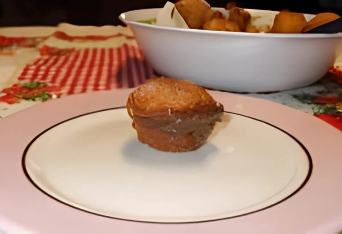 Bolinho de Chuva recheado com chocolate.