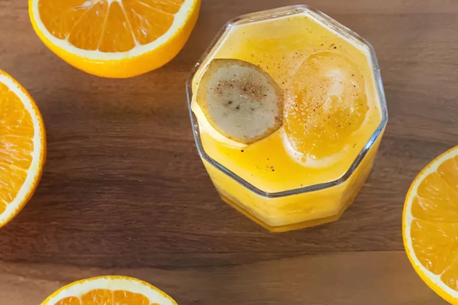 Um copo de cachaça de banana com laranja.