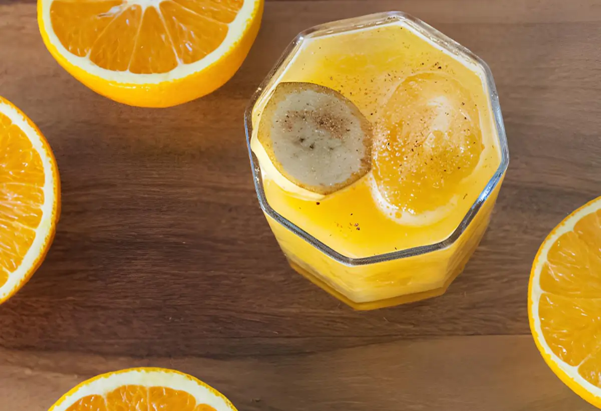 Um copo de cachaça de banana com laranja.