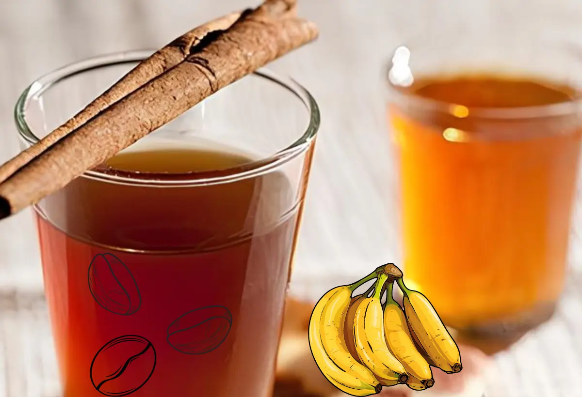 Dois copos de cachaça de banana com café.