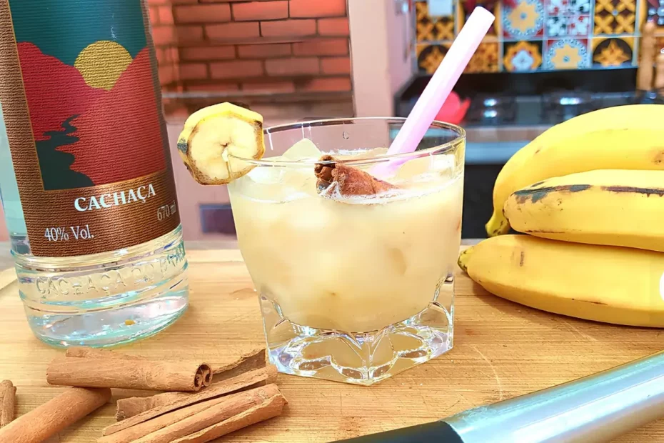 Um copo de cachaça com banana e canela.