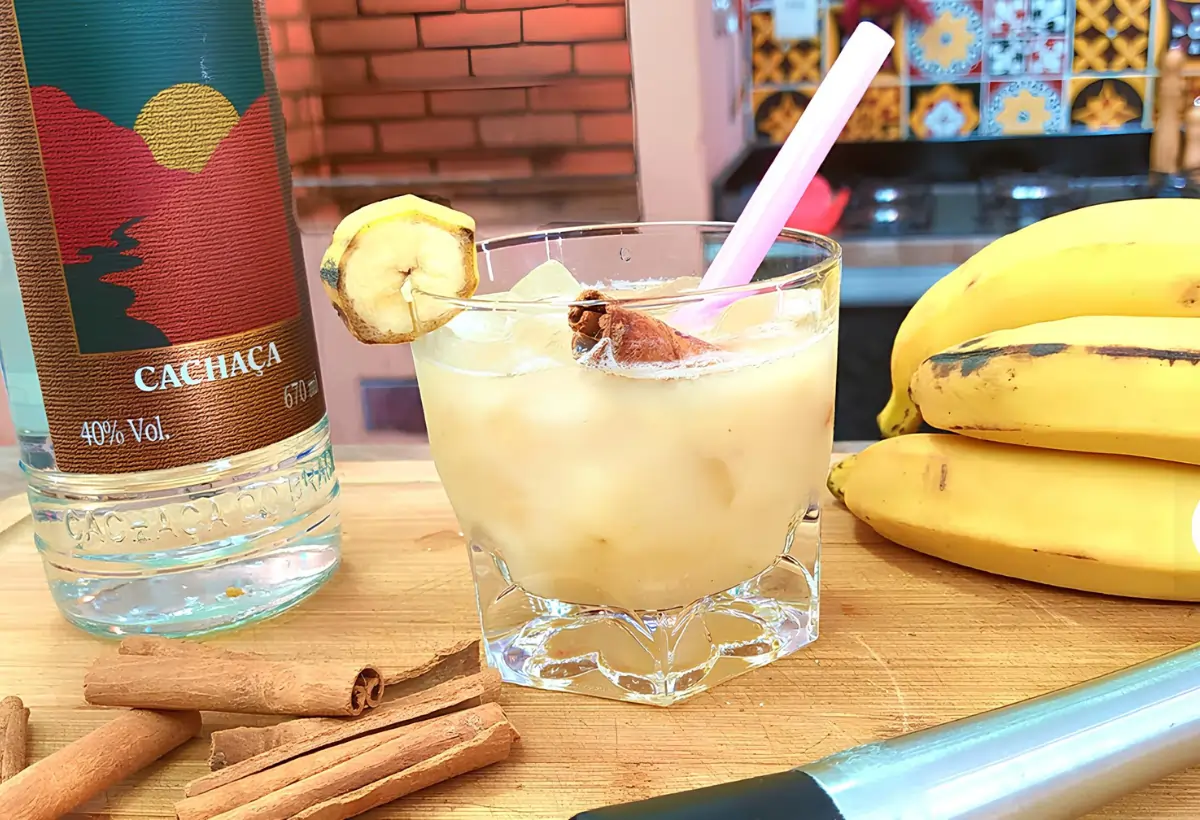 Um copo de cachaça com banana e canela.