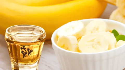 Uma dose de cachaça de banana com cravo.