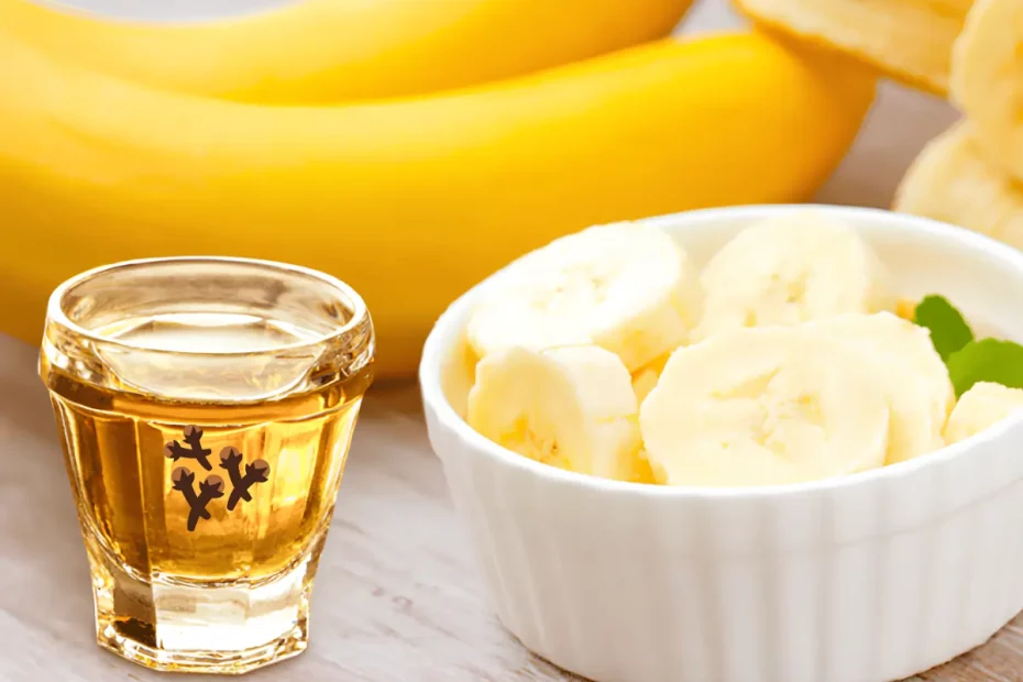 Um copo de cachaça de banana com cravo.