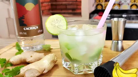 Um copo com cachaça de banana e gengibre.