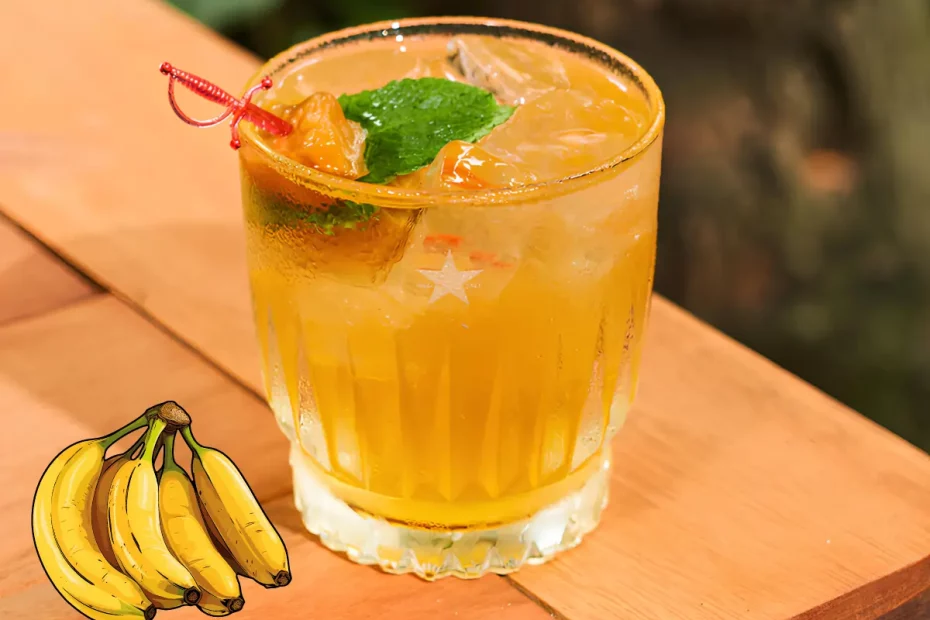 Um copo de cachaça de banana com hortelã.