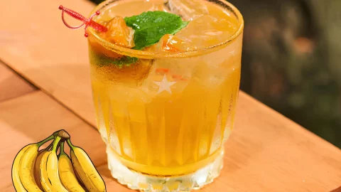 Um copo de cachaça de banana com hortelã.