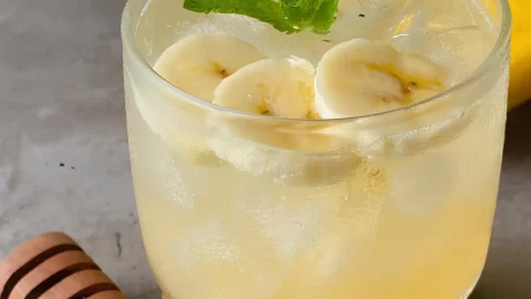 Um copo de cachaça de banana com mel.