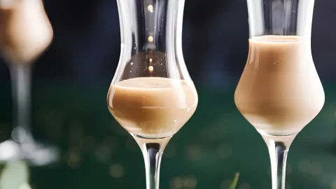 Taças com Licor de Cacau com Caramelo.