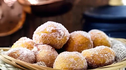 Um cesto com bolinhos de chuva com farinha de aveia.