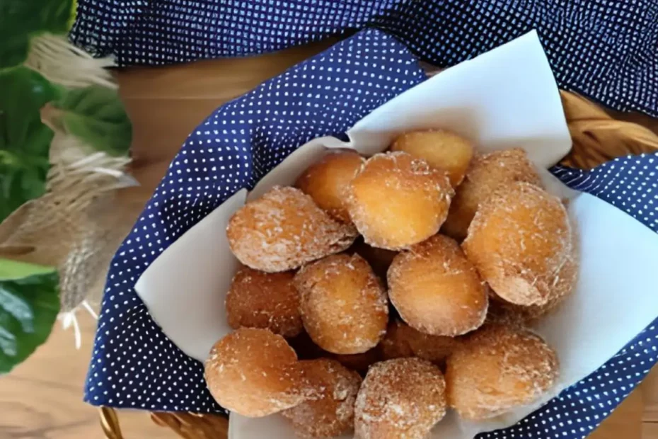 Um prato com bolinhos de chuva com leite condensado