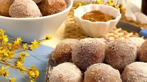 Uma mesa com bolinhos de chuva com leite em pó.