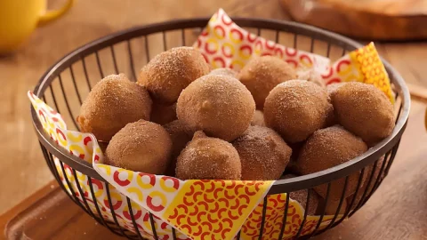 Um cestinho com bolinhos de chuva com maisena.