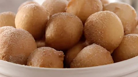 Uma tigela com bolinhos de chuva feito com vinagre.