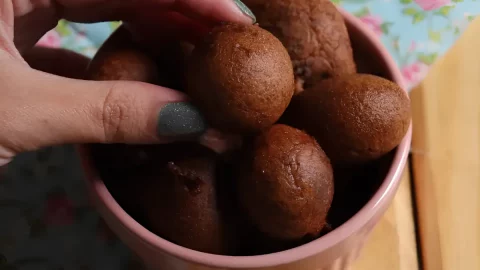 Tigela com bolinhos de chuva de chocolate.